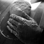 manos amasando pan en LHS