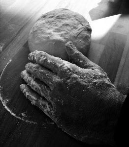 manos amasando pan en LHS