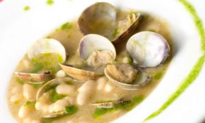 1020-alubias-blancas-con-almejas-y-aceite-de-cebollino-xl-668x400x80xX1[1]