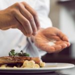 no-puedes-dejar-de-echarle-sal-a-la-comida-la-causa-puede-estar-en-la-saliva