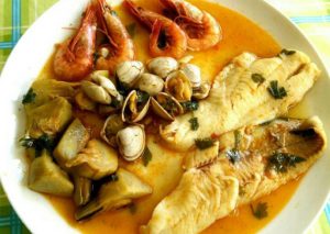 merluza-al-ajillo-con-alcachofas-gambas-y-almejas-foto-principal
