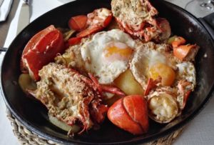 bogavante-con-huevos-fritos-y-patatas-13542