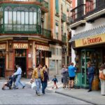 espana-andalucia-sevilla-barrio-de-santa-cruz-un-bar-de-tapas-en-la-calle-alfalfa-e2ebde