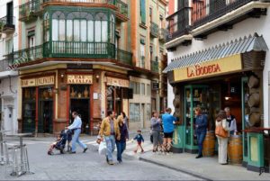 espana-andalucia-sevilla-barrio-de-santa-cruz-un-bar-de-tapas-en-la-calle-alfalfa-e2ebde