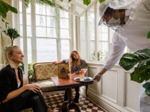 underneath-veil-bartenders-will-also-be-wearing-masks-1969573[1]