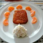 Torrija acompañada de mandarinas y requesón