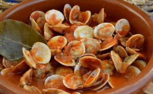 La receta de chirlas con tomate más tradicional